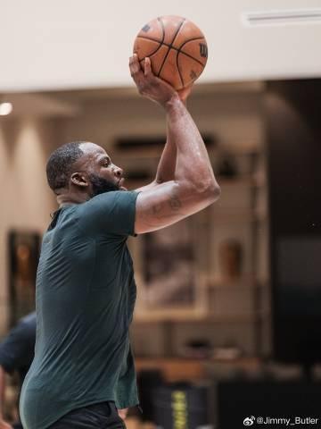 向着冠军前进！巴特勒晒出与追梦一同训练的照片：追梦说得都对