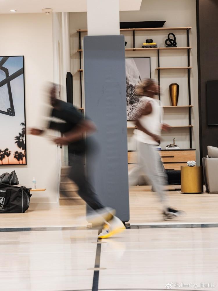 向着冠军前进！巴特勒晒出与追梦一同训练的照片：追梦说得都对