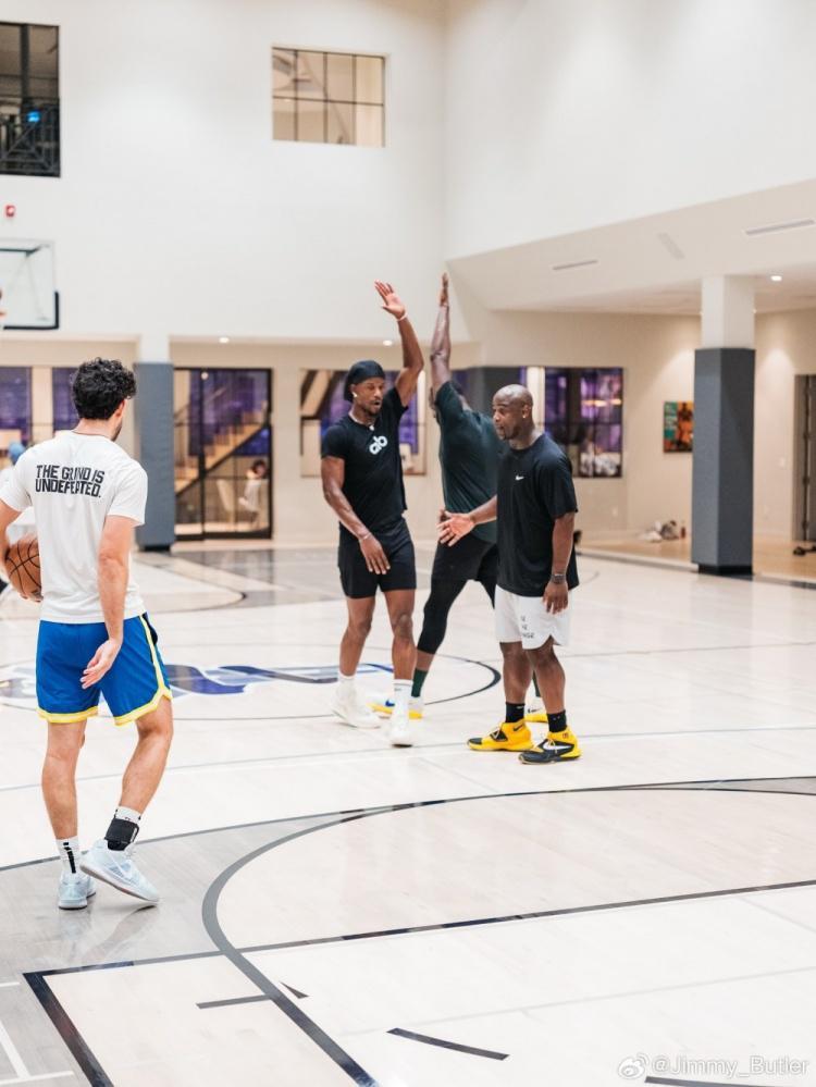 向着冠军前进！巴特勒晒出与追梦一同训练的照片：追梦说得都对