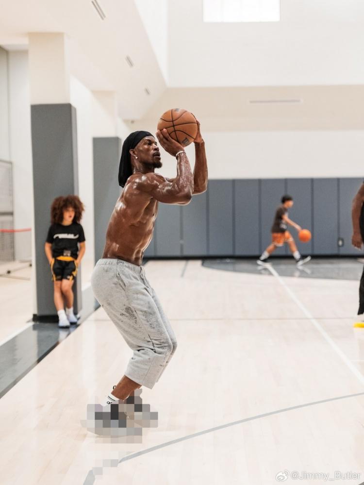 向着冠军前进！巴特勒晒出与追梦一同训练的照片：追梦说得都对